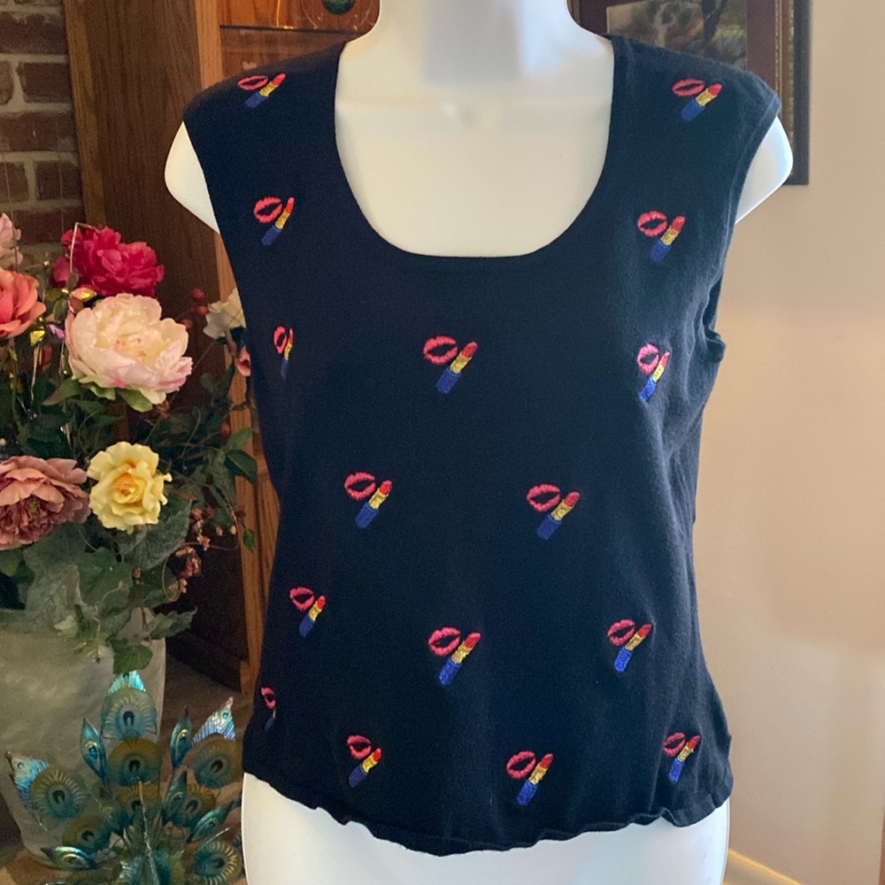 Super cute embroidered “Love Lipstick” 💄 sleeveless sweater top - Picture 8 of 10